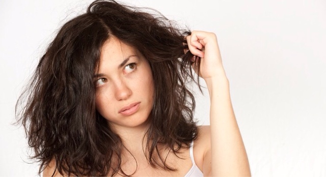 Hábitos que hacen que tu cabello pierda el brillo y se deshidrate 
